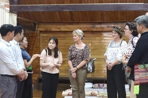 Une délégation française découvre la culture de l’ethnie Thai à Yen Bai