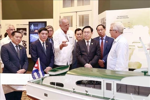 Le président de l’Assemblée nationale du Vietnam visite le Centre Fidel Castro Ruz
