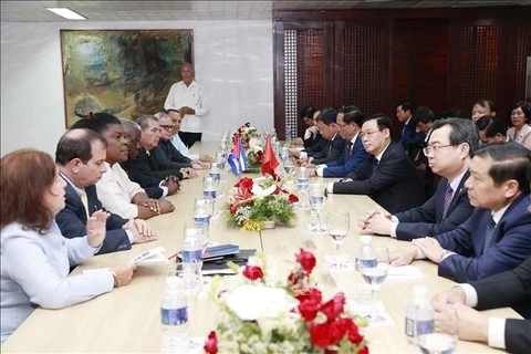  Le présidente de l'AN Vuong Dinh Hue rencontre des dirigeants de Santiago 