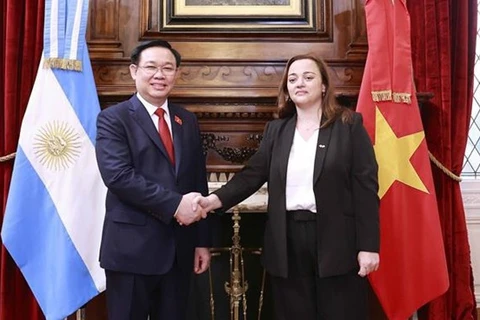 Le président de l’ANV Vuong Dinh Huê s’entretient avec sa homologue argentine Cecilia Moreau