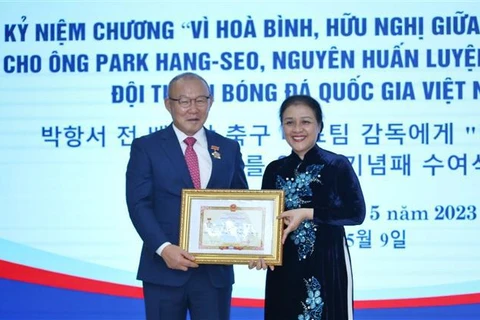 Remise de l'Insigne de la paix et de l'amitié entre les nations à Park Hang-seo