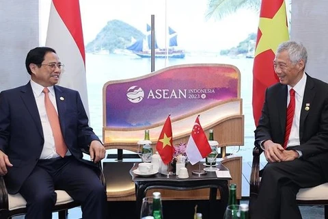 Les Premiers ministres vietnamien et singapourien se rencontrent en Indonésie