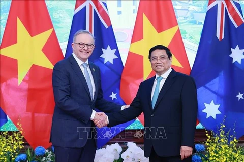 Les PM vietnamien et australien assistent à la signature d'accords de coopération