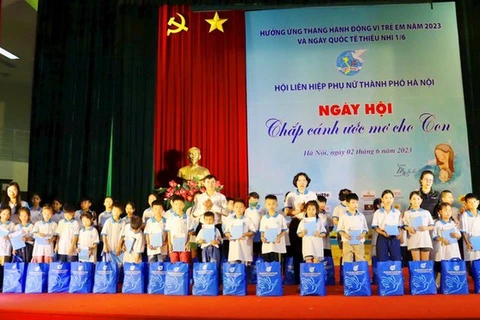 Une fête pour des enfants orphelins de Hanoi