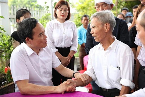 Le vice-Premier ministre Trân Luu Quang aux côtés des familles des victimes de l’attaque à Dak Lak