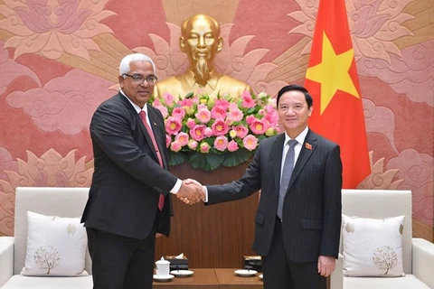 Le vice-président de l'AN Nguyen Khac Dinh reçoit le ministre cubain de la Justice