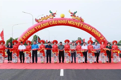 Le PM Pham Minh Chinh inaugure un pont et lance un projet de logement social à Bac Giang