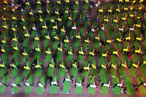 Plus de 1.500 personnes pratiquent le yoga à Da Nang