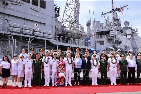 Le porte-avions de la Marine américaine USS Ronald Reagan visite le Vietnam