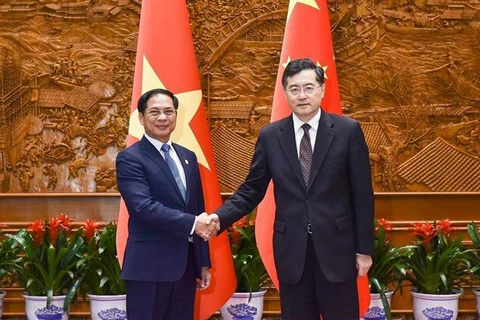 Vietnam-Chine: Les ministres des AE discutent du renforcement des relations bilatérales