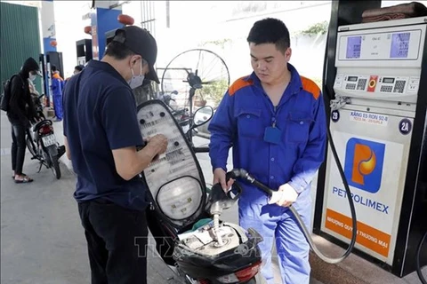 Le prix de l'essence en baisse de plus de 400 dongs le litre