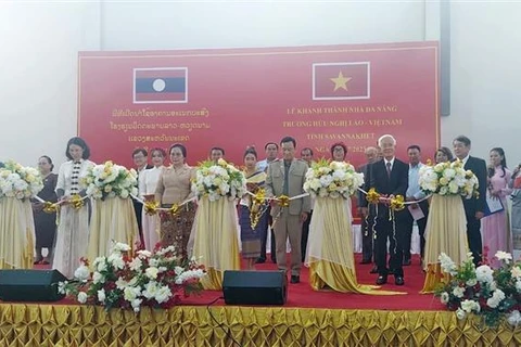 Inauguration du bâtiment polyvalent de l’Ecole d’amitié Laos - Vietnam à Savannakhet
