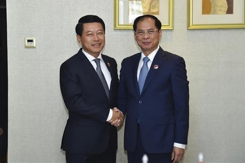 AMM-56 : le Vietnam et le Laos se coordonnent étroitement lors des forums multilatéraux
