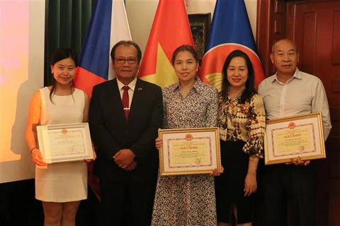 Trois Vietnamiens résidant en République tchèque mis à l’honneur