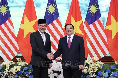 Les PM vietnamien et malaisien saluent le développement des relations bilatérales