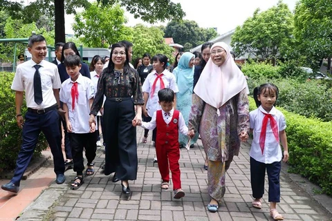 Les épouses des PM vietnamien et malaisien visitent le village d'enfants SOS de Hanoi