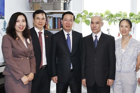 Le président Vo Van Thuong rend visite à un physicien vietnamien en Autriche