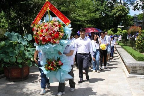 Des jeunes Vietnamiens d'outre-mer rendent hommage au Président Ho Chi Minh à Nghe An