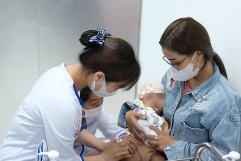 Un lot de vaccins 5 en 1 soutenu par l'OMS et l'UNICEF arrive au Vietnam