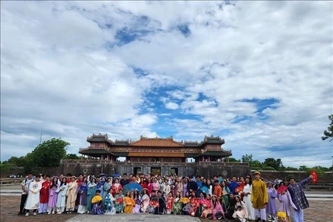 Camp d’été du Vietnam: les jeunes Vietnamiens d’outre-mer se rendent à Huê