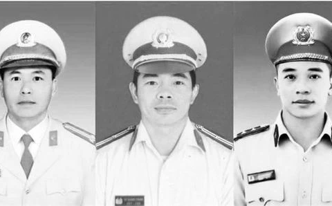 Remise de l'Ordre de défense de la Patrie à trois policiers décédés dans un glissement de terrain à Lam Dong