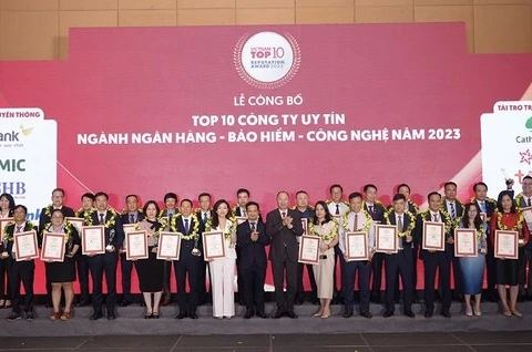Vietnam Report annonce le Top 10 des banques, assurances et entreprises numériques les plus prestigieuses