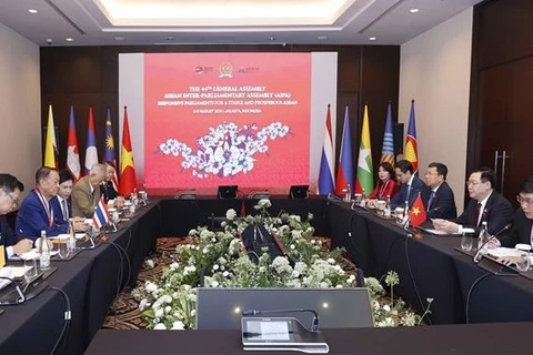 Le président de l’AN rencontre le président de la Chambre basse de Thaïlande