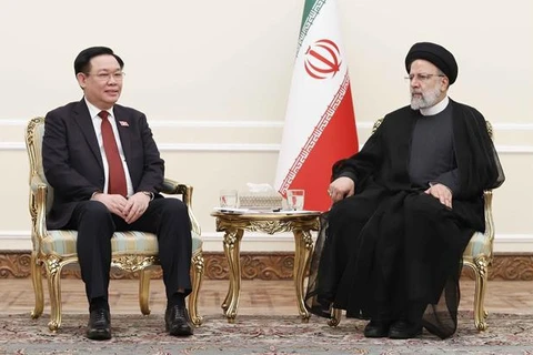 Entrevue entre le président de l'AN Vuong Dinh Hue et le président iranien Ebrahim Raisi