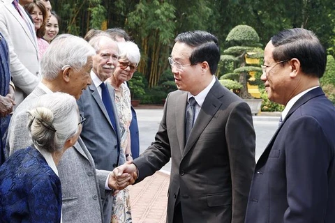 Le président Vo Van Thuong rencontre des scientifiques étrangers et vietnamiens