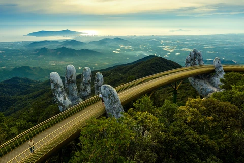 Célébration du cinquième anniversaire du pont d’Or, phénomène touristique et fierté du Vietnam