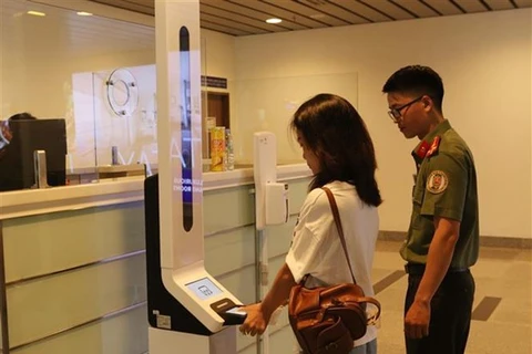 L'aéroport international de Da Nang lance quatre systèmes de portes automatiques