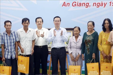 Le président Vo Van Thuong visite une commune frontalière d’An Giang
