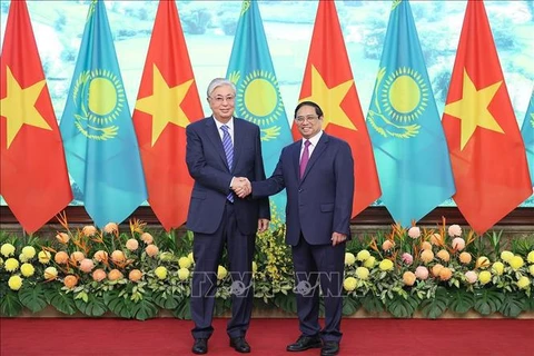 Entrevue entre le Premier ministre Pham Minh Chinh et le président du Kazakhstan