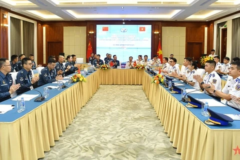 Des jeunes officiers des garde-côtes vietnamiens et chinois se rencontrent à Hanoi