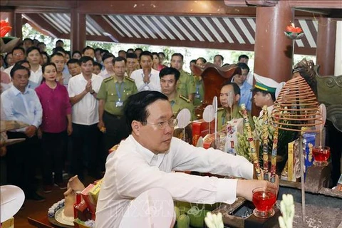 Le président Vo Van Thuong rend hommage au président Hô Chi Minh