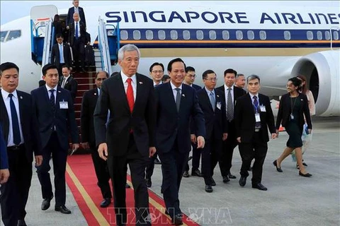 Le PM singapourien Lee Hsien Loong arrive à Hanoi pour une visite officielle au Vietnam
