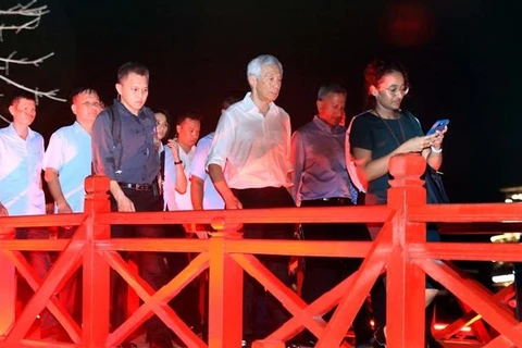 Le Premier ministre singapourien se promène au bord du lac Hoan Kiem