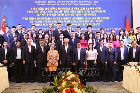 Le Premier ministre singapourien termine sa visite officielle au Vietnam