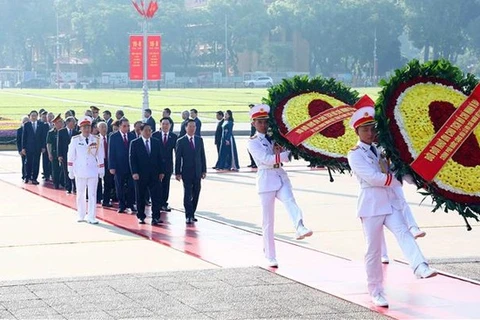 Fête nationale : Les dirigeants rendent hommage au Président Ho Chi Minh en son mausolée