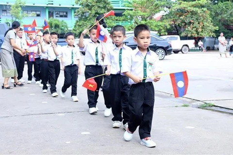 Rentrée scolaire de l'école bilingue vietnamo-lao Nguyen Du à Vientiane