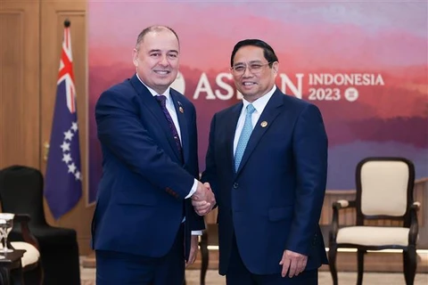 Le Premier ministre Pham Minh Chinh rencontre son homologue des Îles Cook en Indonésie