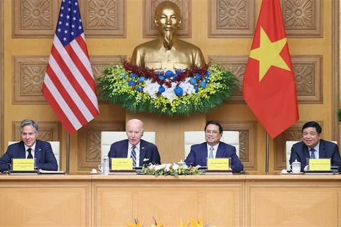 Le PM Pham Minh Chinh et le président Joe Biden à la Conférence de haut niveau sur l'investissement et l'innovation