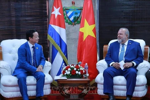 Le vice-Premier ministre Tran Hong Ha rencontre le Premier ministre cubain