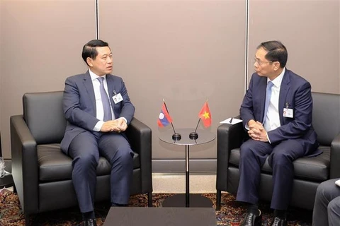 Le ministre des AE Bui Thanh Son rencontre de hauts responsables du Laos, des Îles Salomon, de l'Ouganda et de l'UE