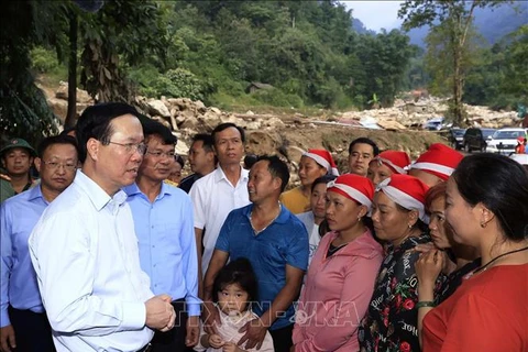 Le président Vo Van Thuong rend visite aux familles touchées par la crue soudaine à Lao Cai