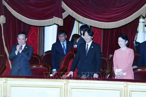 Le prince héritier et la princesse du Japon assistent à la première représentation de l'opéra "Princesse Anio"