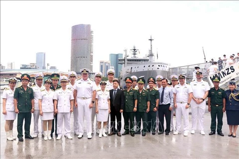 Deux navires de la Marine royale néo-zélandaise visitent le Vietnam