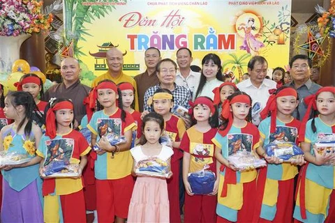Fête de la mi-automne pour des enfants vietnamiens au Laos