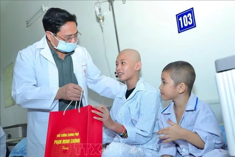 Fête de la mi-automne : le PM offre des cadeaux aux enfants patients souffrant de problèmes liés au sang