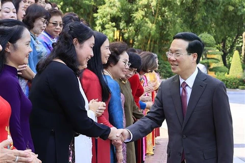 Le président Vo Van Thuong rencontre l'Association des femmes d'affaires vietnamiennes